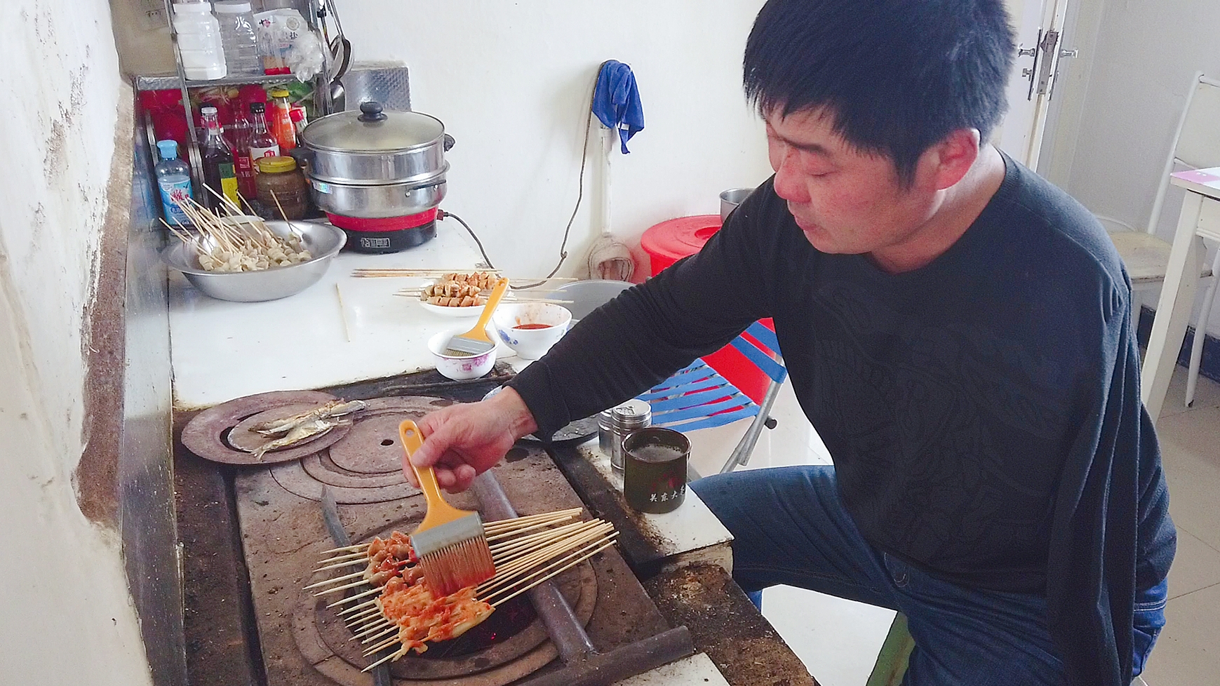 东北农村的火炉,不只是能取暖做饭,居然还能在上面烤烧烤呢?